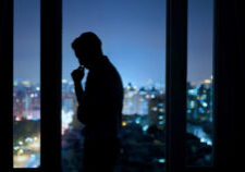 Worried,Asian,Young,Businessman,Is,Standing,Near,Windows,While,Working Oppsigelse, taushetsplikt, Wahl-Larsen advokatfirma