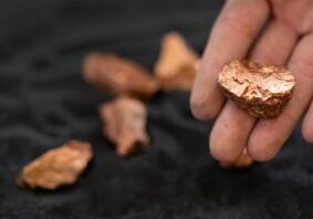 Man's,Hand,Holding,A,Piece,Of,Copper,To,Examine,It NY MINERALLOV - GRUNNEIERES RETTIGHETER